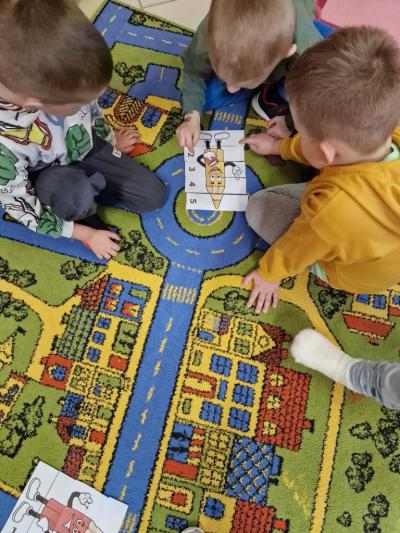 Układamy żółtą kredkę z puzzli.jpg