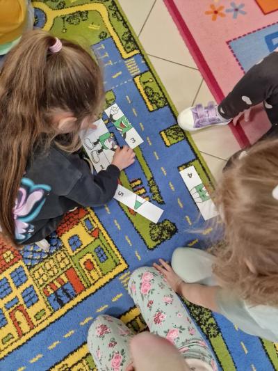 Układamy zieloną kredkę z puzzli.jpg