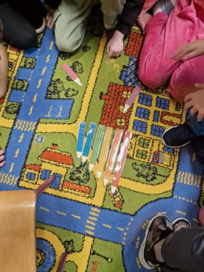 Układanie kredek od największej do najmniejszej.jpg