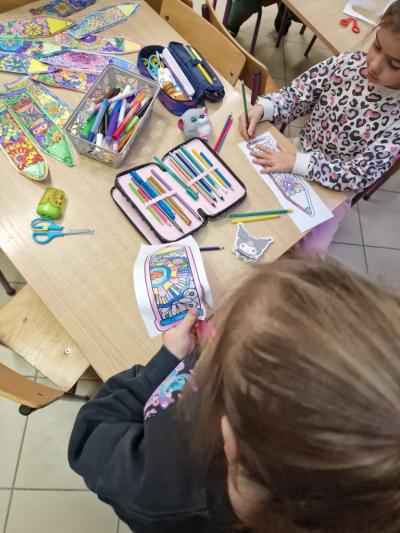 Zabawy przy stolikach.jpg