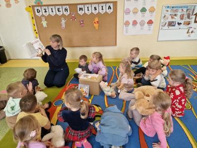 Bibliotekarka czyta opowiadanie o misiu Uszatku.jpg