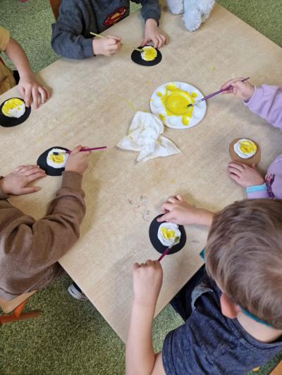 Dzieci malują farbami.jpg