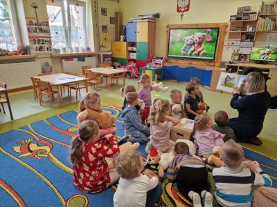 Dzieci słuchają historii o misiu Tulisiu.jpg