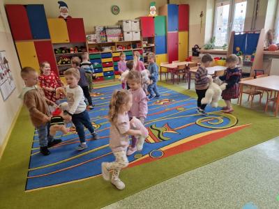 Dzieci tańczą w parach z misiami.jpg