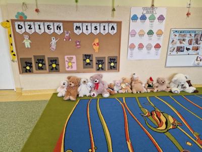 Pluszaki odpoczywają pod ścianą.jpg