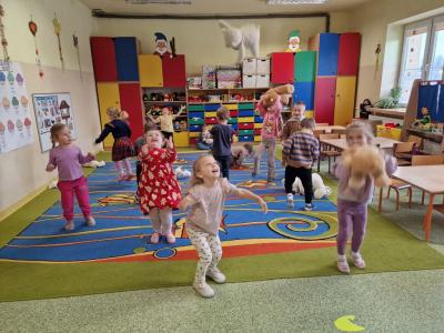 Podrzucamy misie do góry.jpg