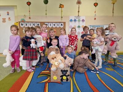 Pozujemy z pluszakami i pudełkiem pełnym misiów.jpg