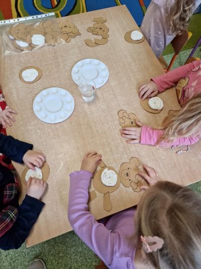 Praca plastyczna - miś z pełnym brzuszkiem.jpg