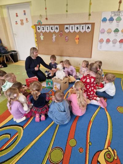 Wizyta pani bibliotekarki w grupie Misiów.jpg