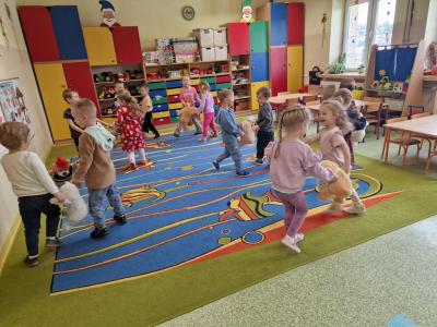 Zabawa taneczna z pluszakami.jpg