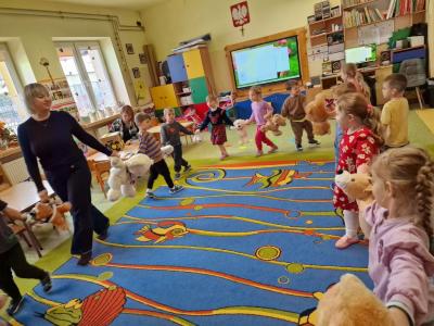 Zabawa w kółeczku z misiami.jpg