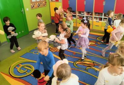 Dzieci przytulają misie.jpg