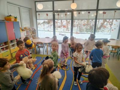 Dzieci z misiami.jpg