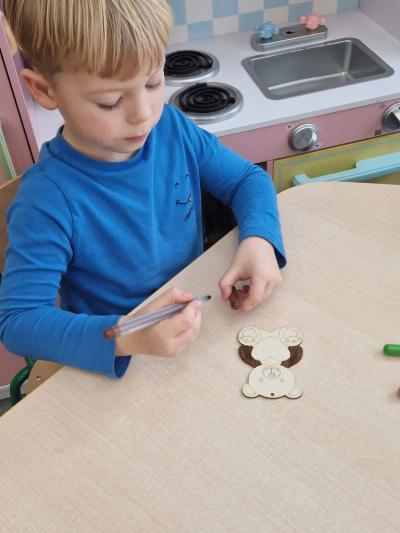 Ozdabianie misia drewnianego.jpg