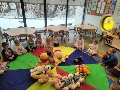 Zabawa z misiami na macie.jpg