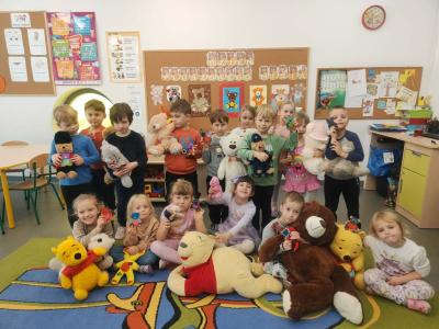 Zdjęcie grupowe z misiami.jpg