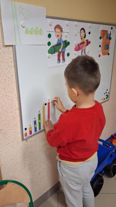 10. Chłopiec układa kredki od najmniejszej do największej..JPG