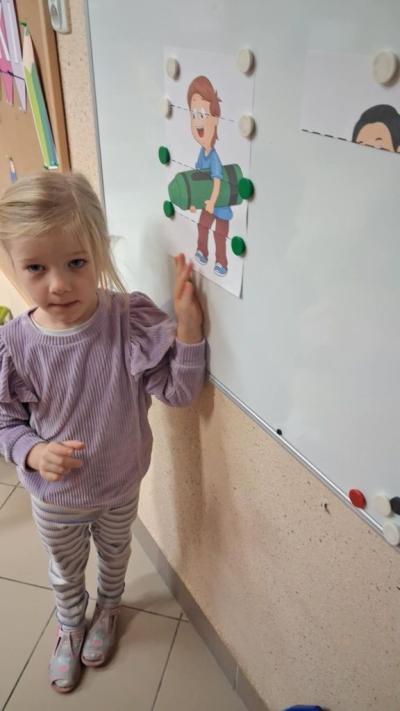 16. Dziewczynka przyczepia fragment obrazka na tablicy magnetycznej..JPG