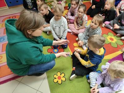 17. Dzieci wskazują różnice między kredkami..JPG