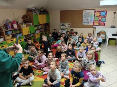 18. Dzieci wskazują różnice miedzy kredkami..JPG