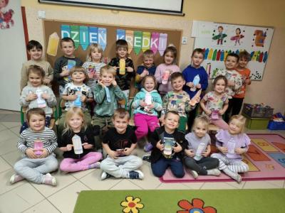 2. Zdjęcie grupowe ,,Biedronke'' z kredkami..JPG
