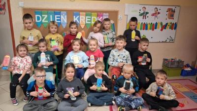 3. Zdjęcie grupowe ,,Skrzatów'' z kredkami..JPG