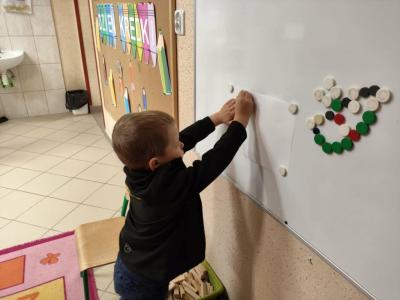 8. Chłopiec rysuje kredką pastelową na tablicy..JPG