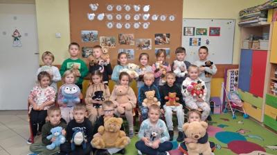 1. Zdjęcie grupowe dzieci z misiami..JPG