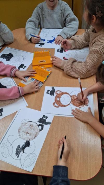 10. Dzieci kolorują mazakami misie..JPG