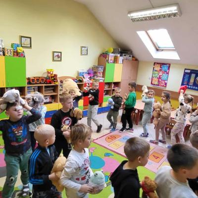 4. Dzieci bawią się do piosenki ,,Jadą, jadą misie''..JPG