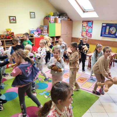 5. Dzieci bawią się na dywanie ze swoimi pluszakami..JPG