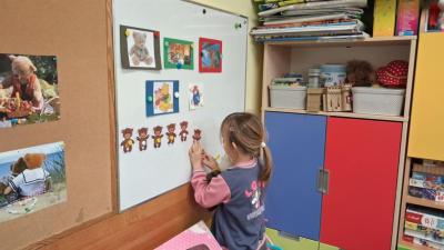 6. Dziewczynka układa rytm misiów na tablicy magnetycznej..JPG