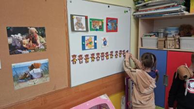 7. Dziewczynka układa rytm misiów na tablicy magnetycznej..JPG