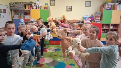 8. Zabawy dzieci z pluszowym misiem..JPG