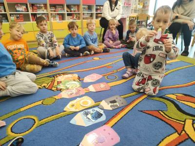 Chłopiec dobiera kolor przedmiotu do kredki..jpg