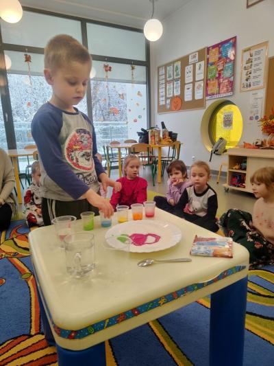 Chłopiec wybiera kolor farby..jpg