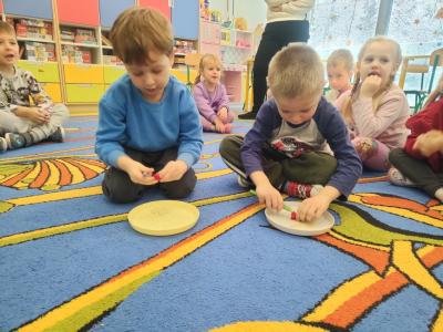 Dwóch chłopców temperuje kredki..jpg