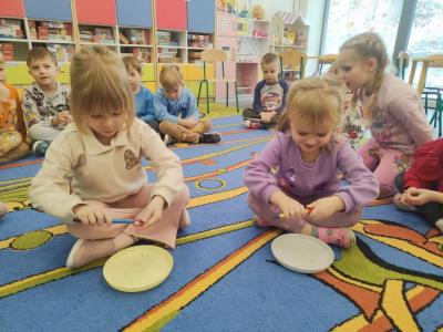 Dwie dziewczynki temperują kredki..jpg