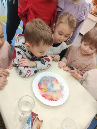 Dzieci obserwują doświadczenie..jpg