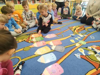 Dziewczynka dobiera kolor przedmiotu do kredki..jpg