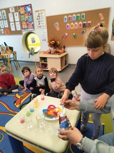 Dziewczynka wsypuje sodę na talerz..jpg