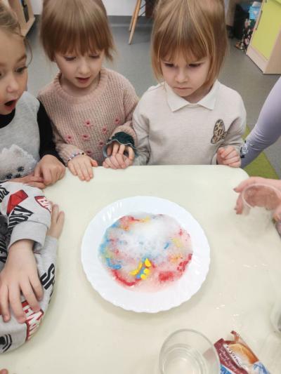 Trzy dziewczynki obserwują doświadczenie..jpg