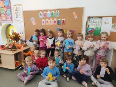 Zdjęcie grupowe dzieci z kredkami wykonanymi na zajęciach plastycznych..jpg