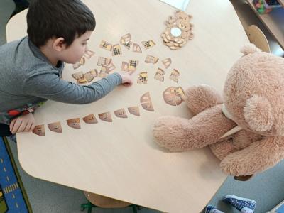 chłopiec układa misowe puzzle.jpg