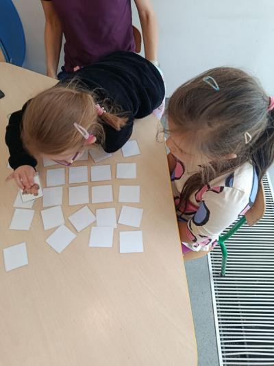 dwie dziewczynki grają w misiowe memory przy stoliku (2).jpg