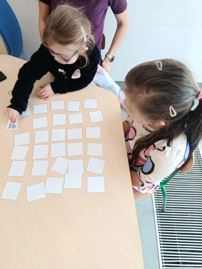 dwie dziewczynki grają w misiowe memory przy stoliku..jpg