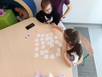 dwie dziewczynki grają w misiowe memory przy stoliku.jpg