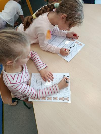 dwie dziewczynki rysują misiowe szlaczki.jpg