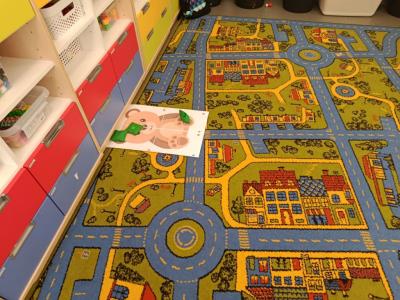 dzieci grają w zabawę nakarm misia i rzucają woreczkiem do celu (2).jpg