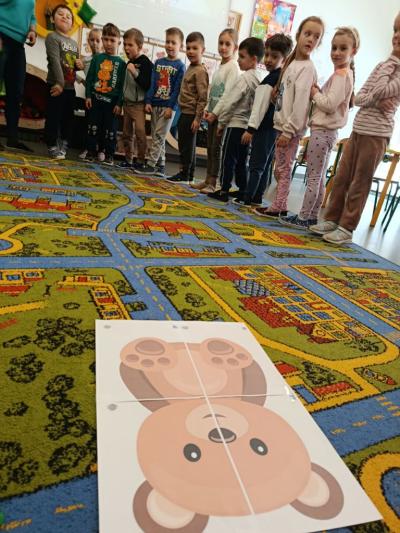 dzieci grają w zabawę nakarm misia i rzucają woreczkiem do celu (3).jpg